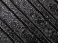 Texture dettagliata di pneumatici morbidi con scanalature profonde, che suggeriscono aderenza e comfort su strada.
