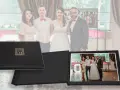 Najciekawsze atrakcje weselne zamiast fotobudki w 2026: elegancki album ze zdjęciami pary młodej i gości.