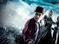 Harry Potter i Książę Półkrwi: obsada - Harry, Dumbledore, Hermiona i Ron stoją na tle miasta.