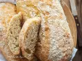 Pane fatto in casa con farina 00, croccante fuori e morbido dentro, con una mollica alveolata perfetta per accompagnare ogni pasto.