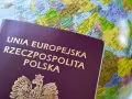 Polski paszport na tle globusa z zaznaczoną Europą.