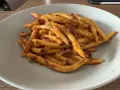Makaron maccheroni al ferretto z sosem pomidorowym i kawałkami mięsa. Idealny na szybki obiad.