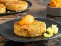 Burger di ceci in scatola, dorato e croccante, servito con purea di zucca. Un'idea gustosa per le tue ricette con i ceci in scatola.