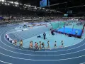 Carrera de atletismo hoy, horario de competición en pista cubierta. Atletas compiten en la pista azul.