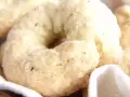 Ciambelline al vino dorate e zuccherose, perfette per accompagnare un caffè o un tè.