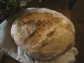 Pyszny, domowy chleb pieczony w piekarniku, z chrupiącą skórką. Idealny przepis na śniadanie.