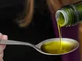 Olej lniany wylewany na łyżkę. Czy olej lniany obniża cholesterol? To pytanie nurtuje wiele osób dbających o zdrowie.