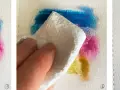 Triptyque montrant une technique d'aquarelle pour débutant : application de couleurs vives, tamponnage avec un tissu, et résultat final. Débutant dessin aquarelle facile.