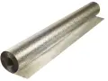 Gruba folia aluminiowa budowlana, błyszcząca, zwinięta w rolkę, gotowa do izolacji.