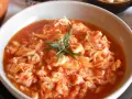 Trippa ricetta della nonna in un piatto bianco, guarnita con rosmarino. Un classico sapore di casa.