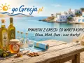 Oliwa, miód, ouzo – co przywieźć z Grecji? Pamiątki z wakacji na stole z widokiem na grecką wyspę.
