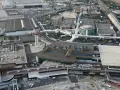Widok z lotu ptaka na lotnisko Bergamo. Widać terminale, wieżę kontroli lotów, drogi kołowania i parkingi.