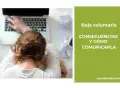 Persona agotada sobre un portátil. El texto indica "Baja voluntaria: consecuencias y cómo comunicarla".