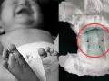 Jak założyć pampersa chłopcu? Zdjęcie pokazuje stopy dziecka i zużytą pieluchę z zielonym wkładem i ciemnymi grudkami.