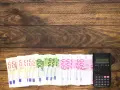 Banknoty euro i kalkulator na drewnianym tle.