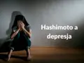 Smutna kobieta siedzi przy ścianie, zakrywając twarz dłońmi. Tekst: Hashimoto a depresja. Niedoczynność tarczycy może objawiać się psychicznie.