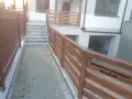 Nowa balustrada z desek poziomych prowadzi do schodów. Solidne i estetyczne rozwiązanie.
