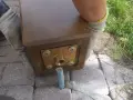 Solidny fundament pod słupy drewniane, z metalową płytą i śrubą, gotowy do montażu.