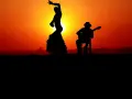 Tancerka flamenco i gitarzysta w zachodzącym słońcu. Czy to falset co to za dźwięk?