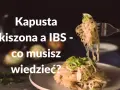 Kapusta kiszona a IBS – czy jest zdrowa? Widok na talerz z kiszoną kapustą i widelcem unoszącym porcję.