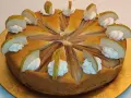 Ein köstlicher Birnenkuchen, verziert mit Sahnetupfern und frischen Birnenspalten. Perfekt für ein Birnenkuchen Rezept.