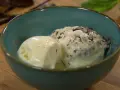 Zwei Kugeln Milcheis, eine schlicht und eine mit Schokostückchen, in einer blauen Schale. Perfekt zum milcheis selber machen mit eismaschine.