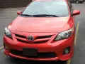 Czerwona Toyota Corolla, okazja! Szukasz aut za grosze od komornika? Ten model może być Twoim strzałem w dziesiątkę.
