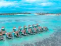Rajskie domki na wodzie, marzenie o bora-bora loty. Turkusowa woda, białe plaże i palmy.