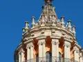 Kopuła Bazyliki św. Piotra z detalami architektonicznymi. Planujesz zwiedzanie? Sprawdź bazylika św piotra bilety.
