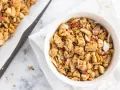 Knuspriges Granola mit Nüssen und Kokoschips, perfekt für ein gesundes Frühstück. Dieses Granola Rezept ist einfach und lecker.