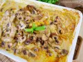Pyszny schab z pieczarkami w kremowym sosie, zapieczony w naczyniu. Aromatyczne danie, które zachwyci każdego smakosza.