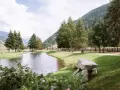 Passeggiata in bici ai laghetti di San Leonardo, tra alberi e montagne.
