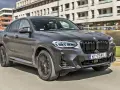 Szary BMW X4 w ruchu miejskim. Sprawdź aktualną bmw x4 cena i wybierz swój wymarzony model.