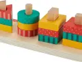 Kolorowe klocki Fisher Price w kształcie trójkąta, walca i kwadratów na drewnianej podstawie.