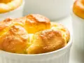 Soufflés au fromage dorés et gonflés, prêts à être dégustés.