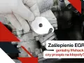 Ręka w białej rękawiczce trzyma metalową zaślepkę EGR, gotową do montażu.