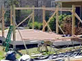 Budowa altanki: drewniany szkielet, deski tarasowe i drabina. Jak zrobić dach? Materiały i narzędzia czekają.