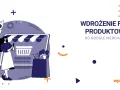 Kobieta z telefonem przed sklepem, rakieta startuje. Wdrożenie feedu produktowego do Google Merchant Center.