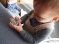 Dziecko trzyma smoczek, zastanawiając się, jak odzwyczaić dziecko od smoczka. Czas na zmiany!