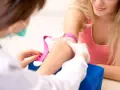 Pielęgniarka pobiera krew od pacjentki. Zastanawiasz się, ile odczekać po antybiotyku do badania krwi?