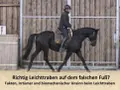 Reiter auf schwarzem Pferd im Trab. Die Frage "Richtig Leichttraben auf dem falschen Fuß?" wird thematisiert.