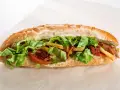 Apetyczny kebab w bułce z sałatą, pomidorem i frytkami. Idealny, by sprawdzić, czy mozna wziac kanapki do bagazu podrecznego.