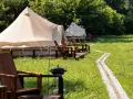 Glampingowe namioty w otoczeniu zieleni. Czy komornik może zabrać wczasy pod gruszą? Tu odpoczynek jest bezpieczny.