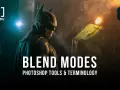 Batman sous la pluie, avec le texte "BLEND MODES" et le logo Photoshop. Apprenez le mode de fusion Photoshop pour des créations épiques.