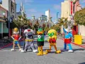 Personajes de Looney Tunes celebran la nueva atracción Warner. Bugs Bunny, Piolín, Silvestre, Lola Bunny y el Pato Lucas posan en la calle.