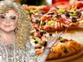 Magda Gessler prezentuje pyszną pizzę z ciągnącym się serem.