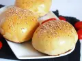 Jak upiec puszyste bułki do hamburgerów? Prosty przepis krok po kroku