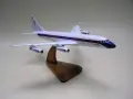 Modellflugzeug "Lisa Marie", das berühmte elvis presley flugzeug, auf einem Holzständer.