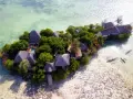 Rajska wyspa z chatkami i basenem, otoczona turkusową wodą. Idealne zanzibar atrakcje dla szukających spokoju.