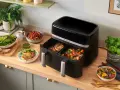 Dania z airfryer: chrupiące warzywa i kalafior na talerzu, obok frytki z batatów. Zdrowo i pysznie!